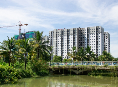TRÊN TẦNG THƯỢNG CỦA TÒA CHUNG CƯ CAO TẦNG, DÒNG CHỮ “W1 – WEST SKY” ĐÃ SÁNG ĐÈN